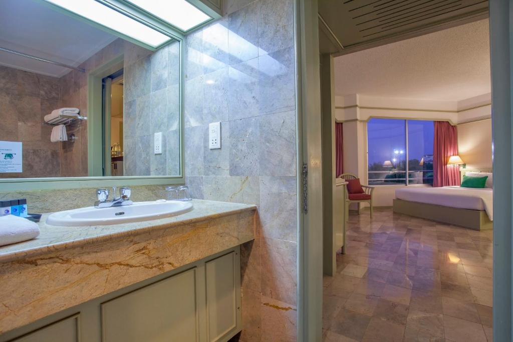 Cholchan Pattaya Beach Resort - SHA Extra Plus Cholchan Pattaya Beach Resort - SHA Extra Plus