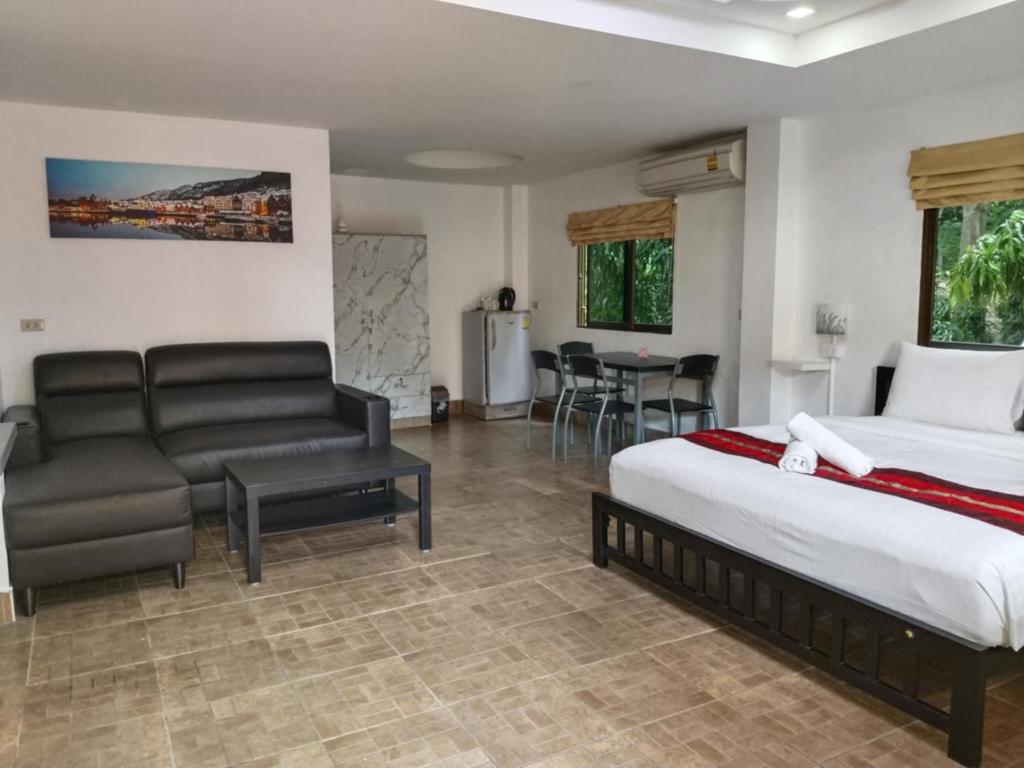 Phratamnak Inn - 100 meter from Beach