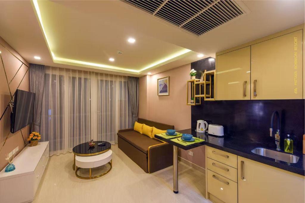 Grand Avenue Condo by Bormon