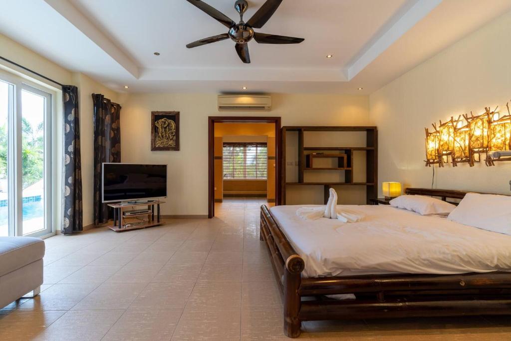 Tropical Luxury 4BR Pool Villa w Game Area