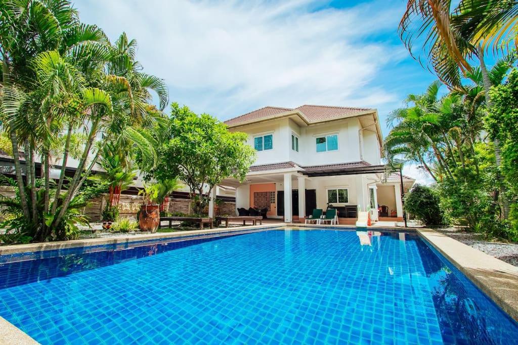 PRIVATE RESIDENCE HOSTED by Sasithorn PRIVATE RESIDENCE HOSTED by Sasithorn