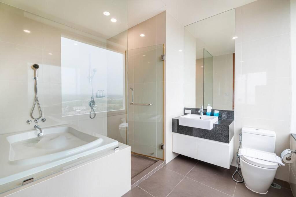 White Sands Beachfront l 2BR Condo with Ocean View
