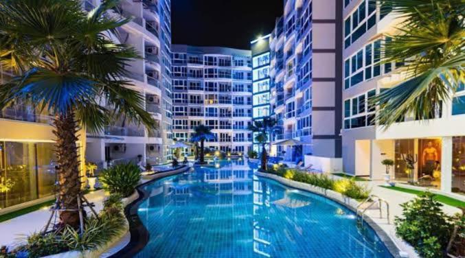 Grand Avenue Pattaya - Luxury Suite - 2 bedroom 2 baths - Pool-view Grand Avenue Pattaya - Luxury Suite - 2 bedroom 2 baths - Pool-view