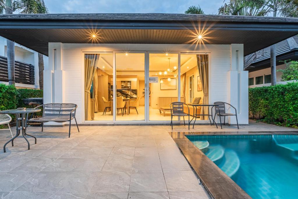 Palm Oasis Pool Villa by Pattaya Holiday