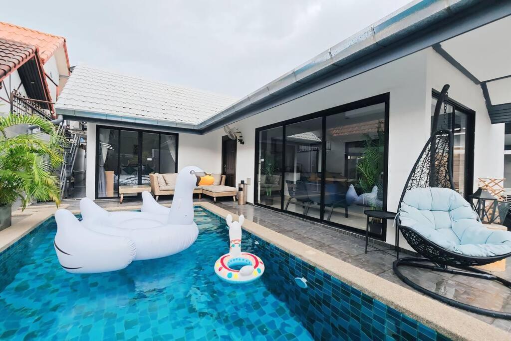 Luxury Pool Villa Pattaya Center C8 - 4 Bedroom