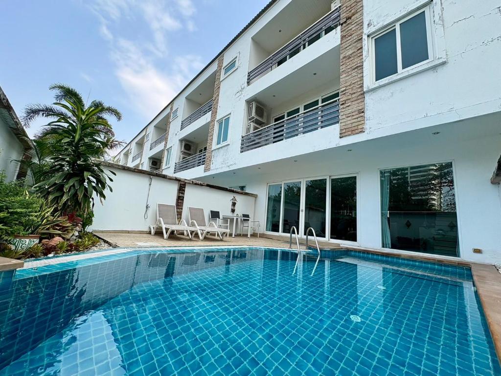Hidden Palm Pool Villas