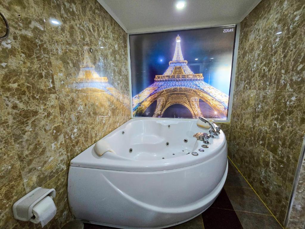 Titanic Residence-7 minute walk to the Beach Titanic Residence-7 minute walk to the Beach