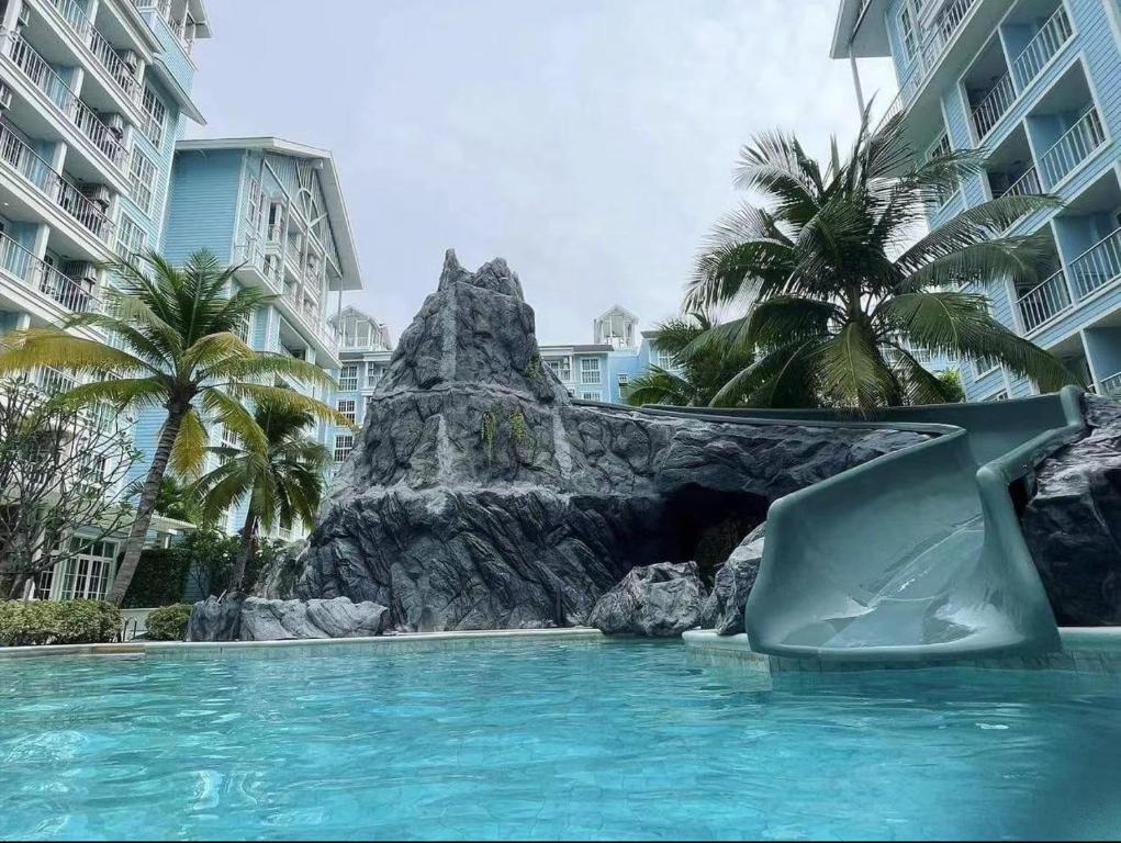 Grand Florida芭提雅带免费游泳池温泉桑拿浴和健身房瑜伽室私家海滩公寓E206