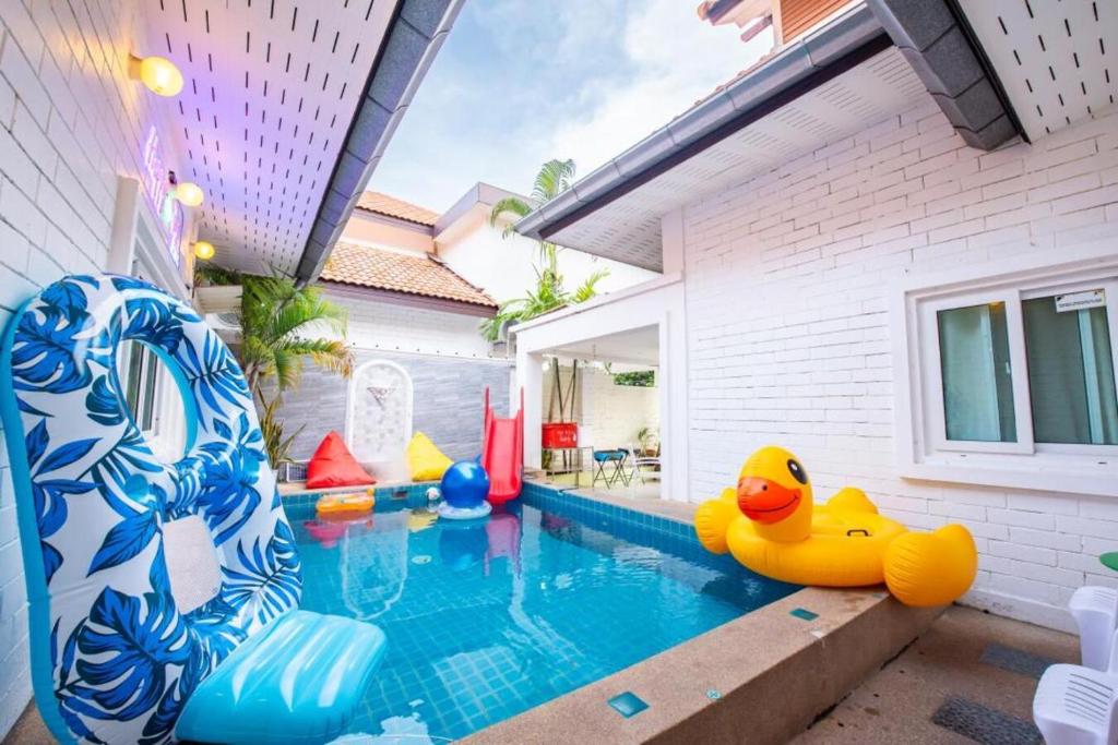 Pool Villa Near Jomtien Beach on Thep Prasit Road with private Swimming pool, garden and free electricity of 60 units per stay night Pool Villa Near Jomtien Beach on Thep Prasit Road with private Swimming pool, garden and free electricity of 60 units per stay night