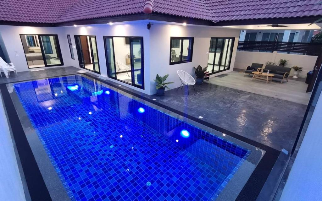 Experience perfect swimming pool water at Royal Park Village - Walk to the Beach - 6 people - max 3 males Experience perfect swimming pool water at Royal Park Village - Walk to the Beach - 6 people - max 3 males
