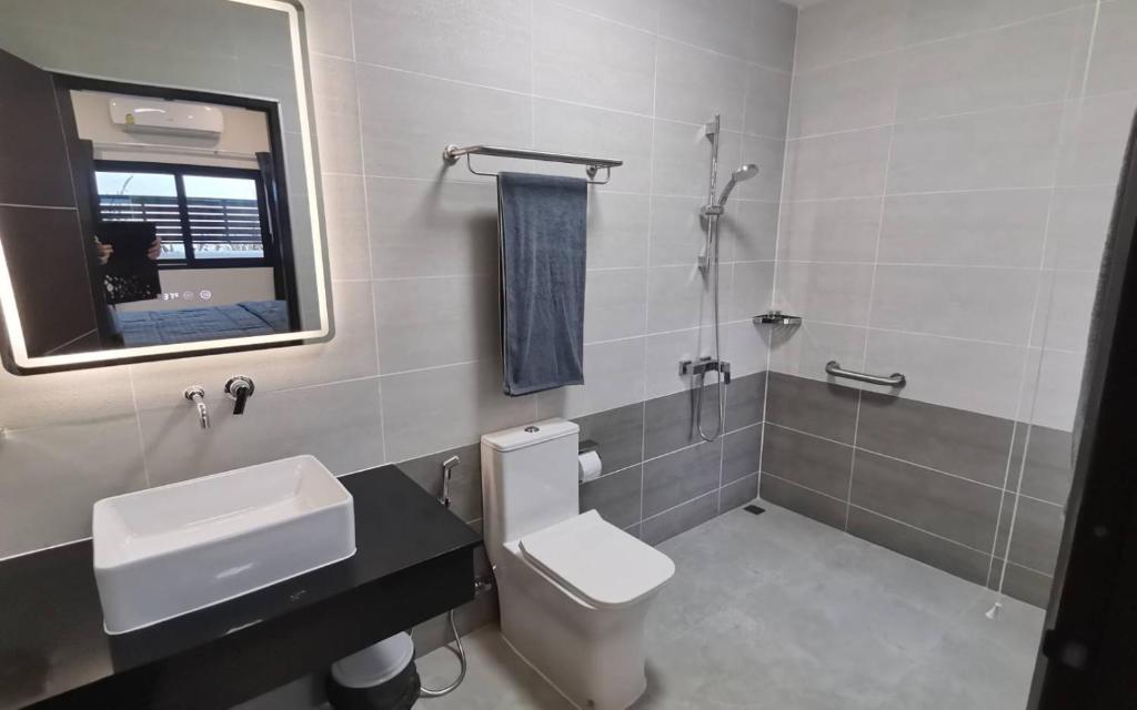 Experience perfect swimming pool water at Royal Park Village - Walk to the Beach - 6 people - max 3 males Experience perfect swimming pool water at Royal Park Village - Walk to the Beach - 6 people - max 3 males