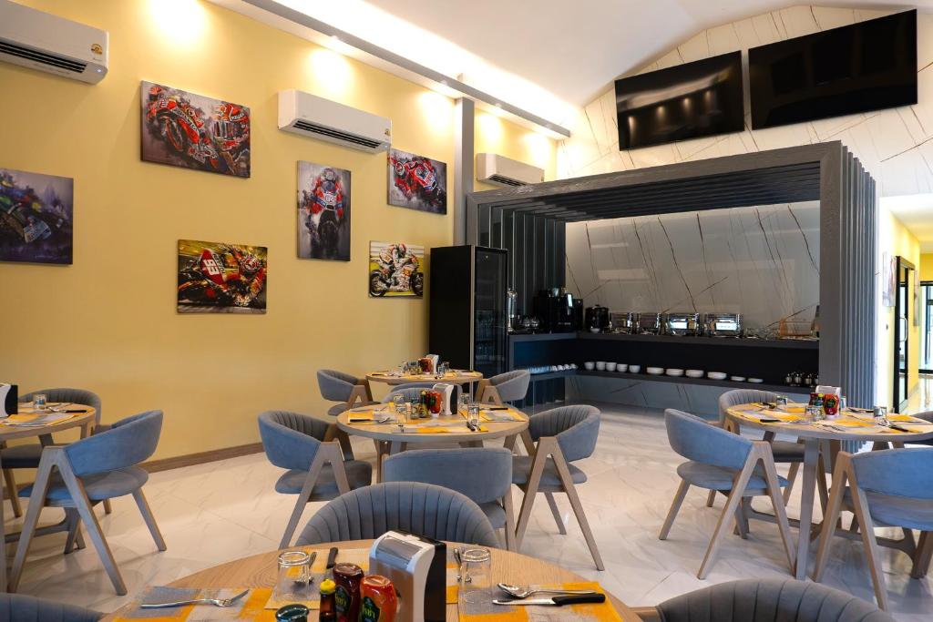 BOX BOX Hotel and Sports Restaurant