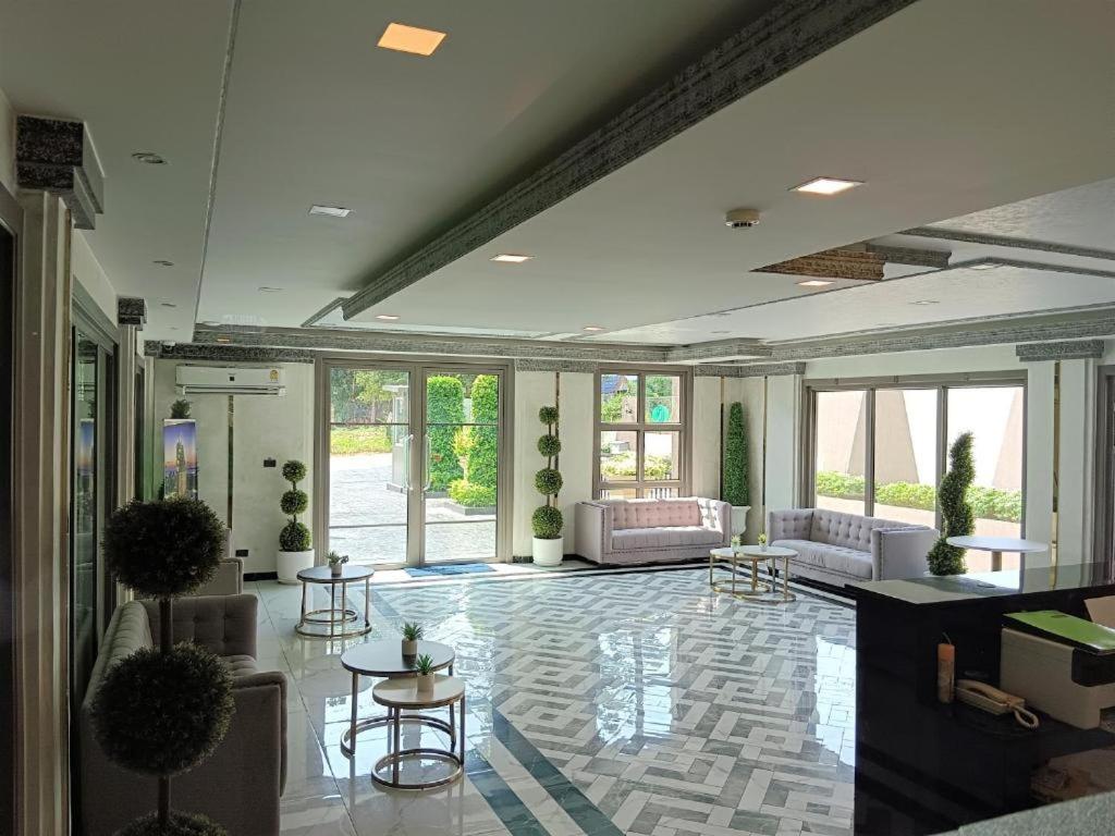 Arcadia Center Suites near walking street and beach