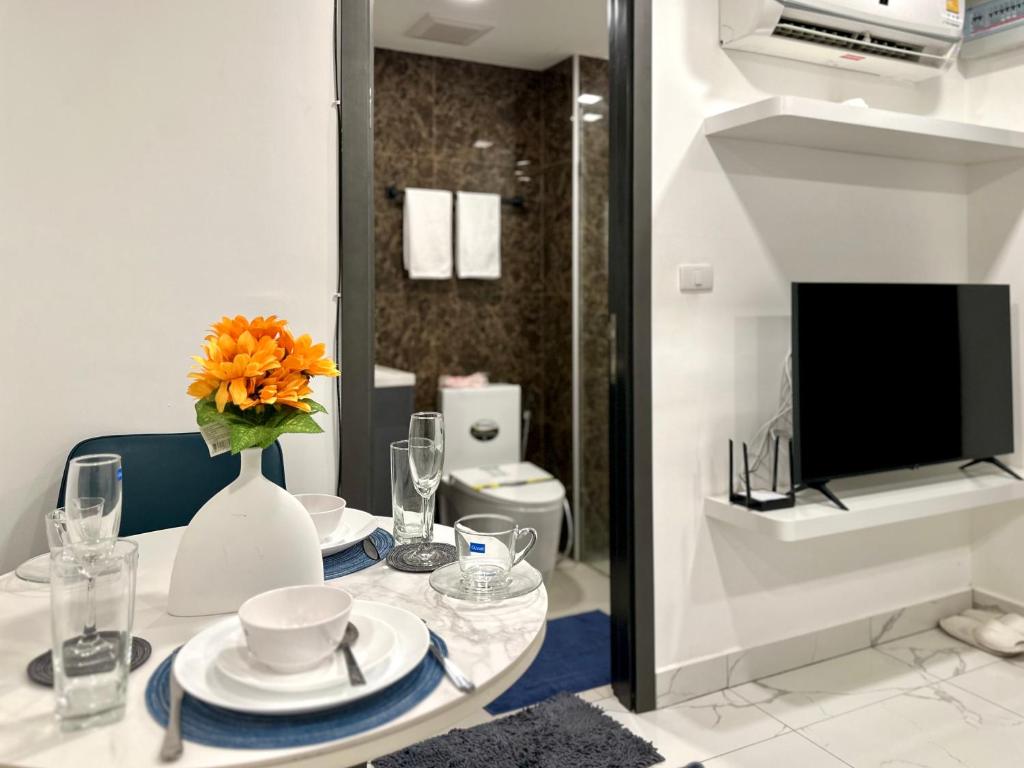 Arcadia Center Suites near walking street and beach