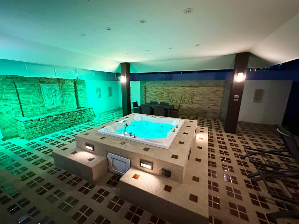 Private Pool & Jacuzzi Villa, Phratumnak, Pattaya - 600m from the beach, 711 nearby