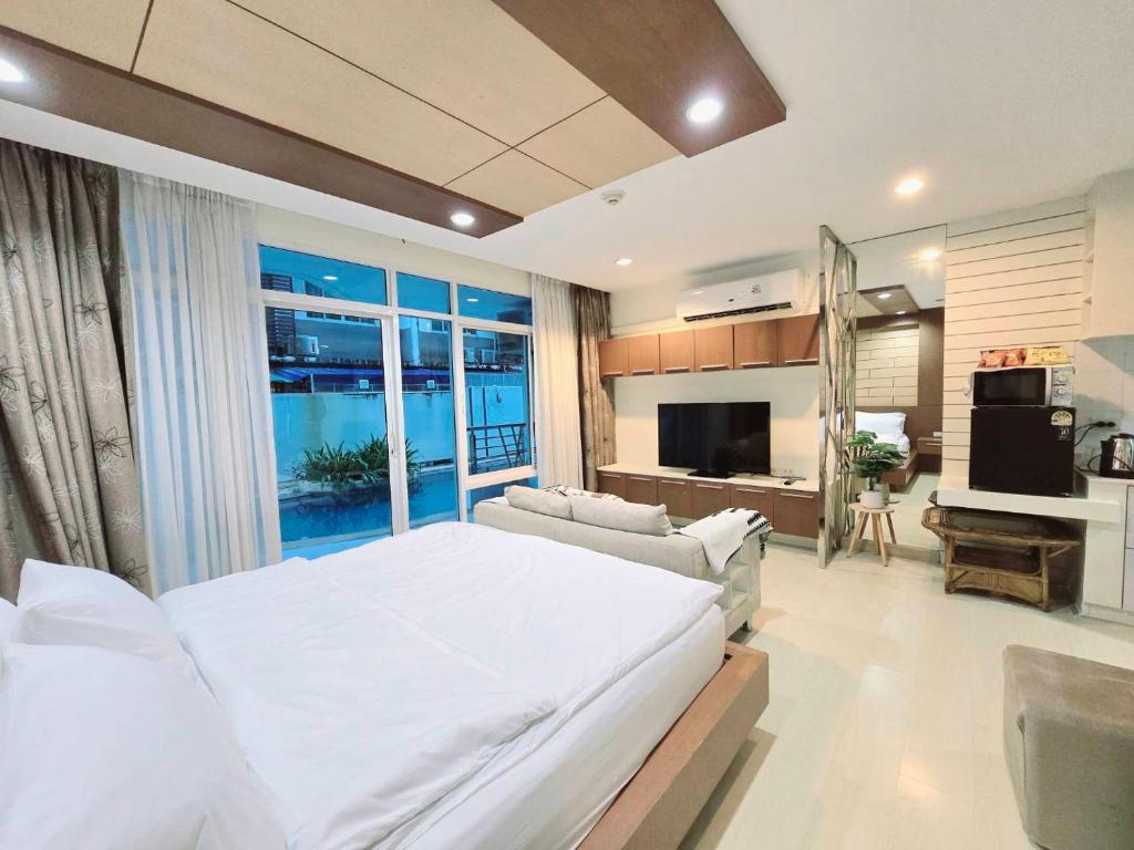 The beach bangsaen condo daily room Poolside The beach bangsaen condo daily room Poolside