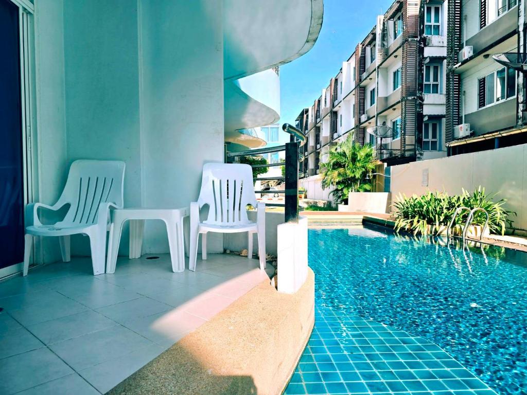 The beach bangsaen condo daily room Poolside The beach bangsaen condo daily room Poolside