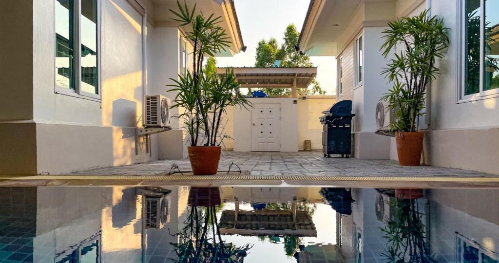 Luxurious Poolside Retreat in Bang Saray Luxurious Poolside Retreat in Bang Saray