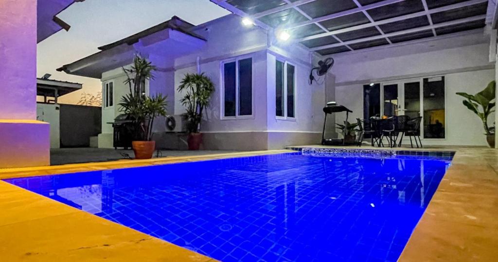 Luxurious Poolside Retreat in Bang Saray Luxurious Poolside Retreat in Bang Saray