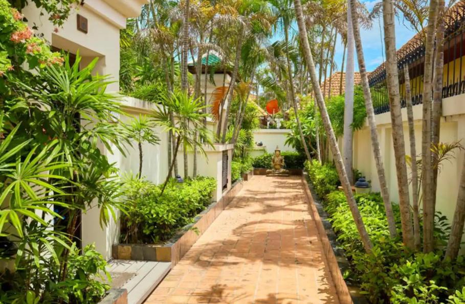 Bali Style Luxury 400sqm Semi-4BED POOL VILLA near Beach & Walking Street Bali Style Luxury 400sqm Semi-4BED POOL VILLA near Beach & Walking Street