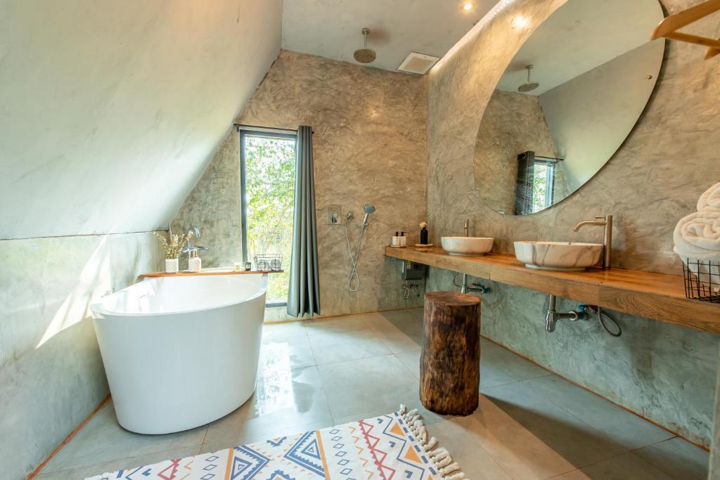 Issara Bar&House