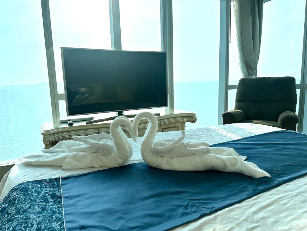 Oceanfront Luxury Condo in Pattaya with Private Beach and Inifinity Pool - NOT A HOTEL 30 Day Stay Minimum Oceanfront Luxury Condo in Pattaya with Private Beach and Inifinity Pool - NOT A HOTEL 30 Day Stay Minimum