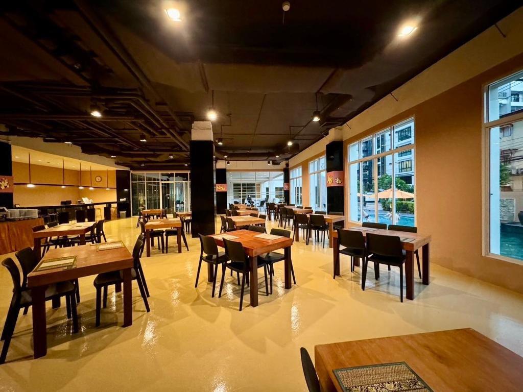 Crown Pattaya Beach Hotel Crown Pattaya Beach Hotel