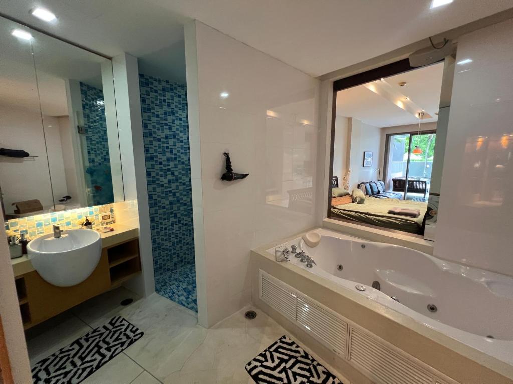 Beachfront Luxe with Pool Access and Terrace Beachfront Luxe with Pool Access and Terrace