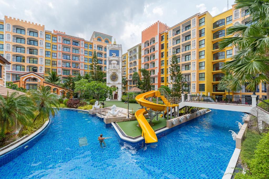 Pool view room at Pattaya water park resort Pool view room at Pattaya water park resort