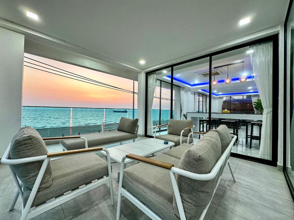 STUNNING BEACHFRONT VIEW LUXURIOUS Apartment 30 STUNNING BEACHFRONT VIEW LUXURIOUS Apartment 30