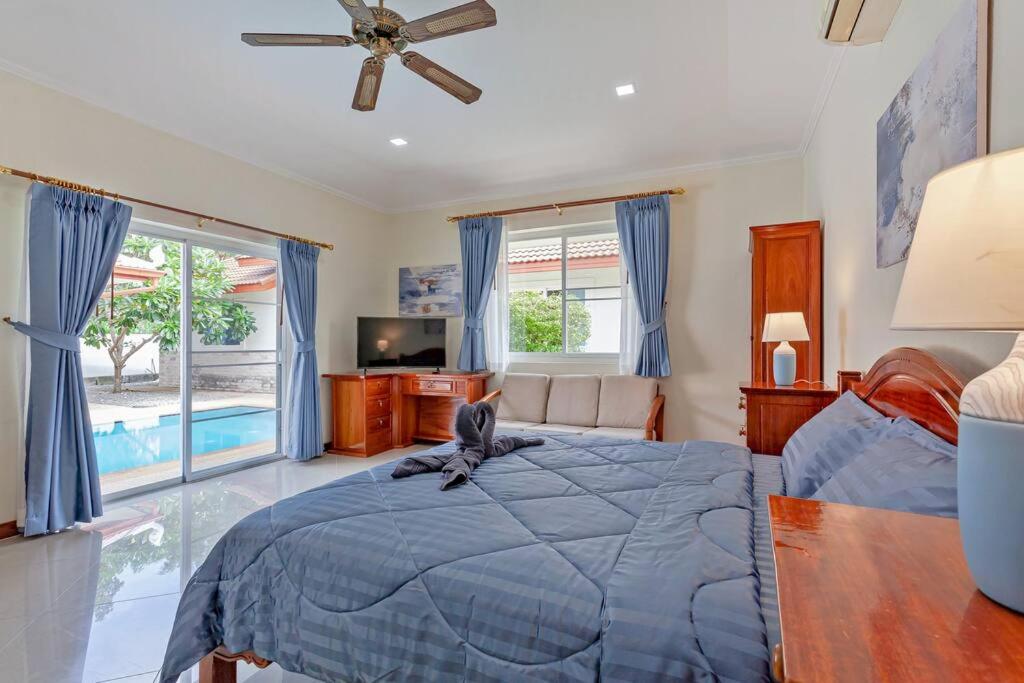 Beautiful 5 Bedroom Luxury Pool Villa in Pattaya Beautiful 5 Bedroom Luxury Pool Villa in Pattaya