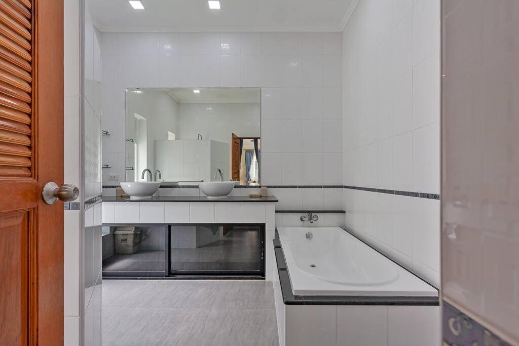 Beautiful 5 Bedroom Luxury Pool Villa in Pattaya Beautiful 5 Bedroom Luxury Pool Villa in Pattaya