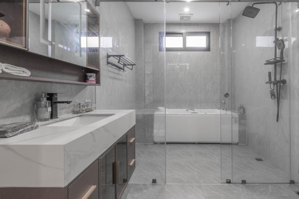 T M L-Jomtien Beach 4 bedrooms - independent swimming pool and KTV