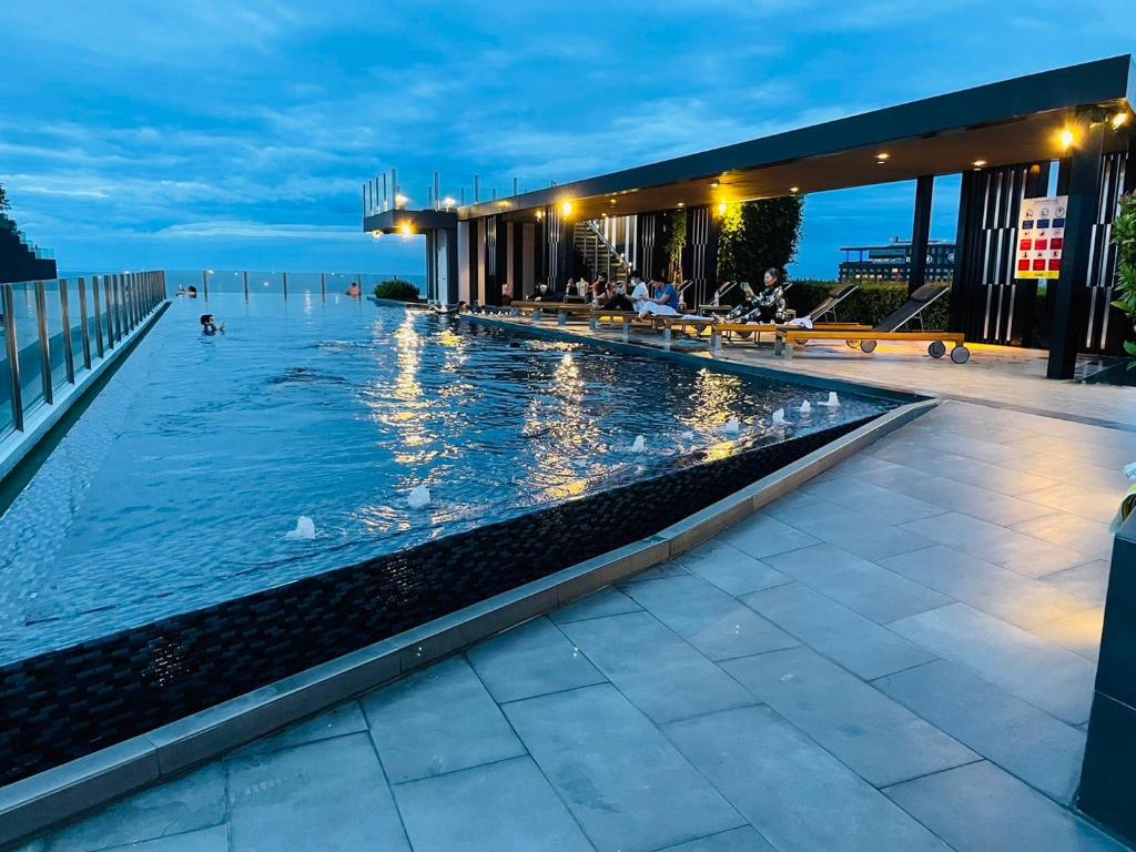 The base Central Pattaya 290 by Numam The base Central Pattaya 290 by Numam
