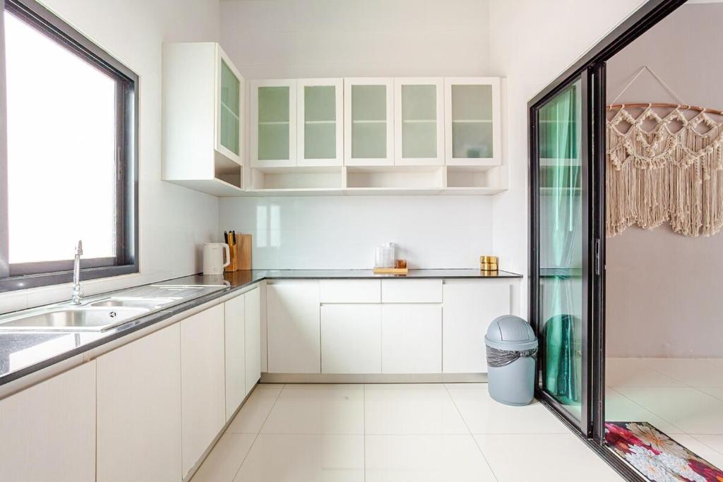 Hidden Cove Pool Villa 11BR 15 Mins Jomtien Beach 11臥室泳池派對別墅 花園燒烤 Hidden Cove Pool Villa 11BR 15 Mins Jomtien Beach 11臥室泳池派對別墅 花園燒烤