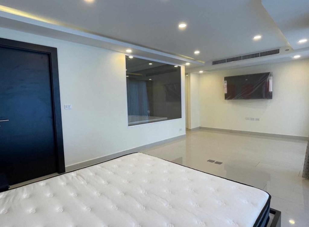 NEW! Huge Condo - Jacuzzi & Pool Access - Grand Avenue