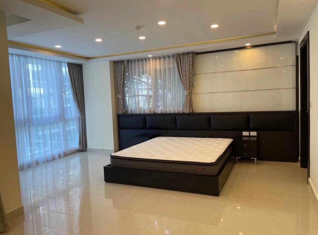 NEW! Huge Condo - Jacuzzi & Pool Access - Grand Avenue
