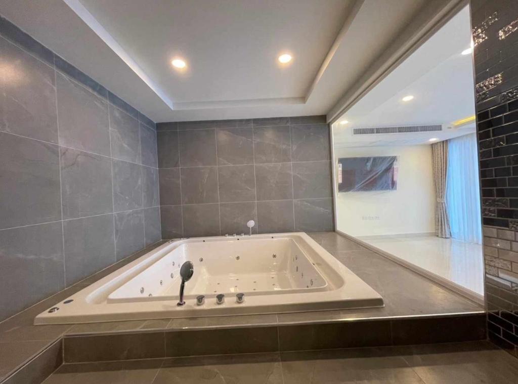 NEW! Huge Condo - Jacuzzi & Pool Access - Grand Avenue