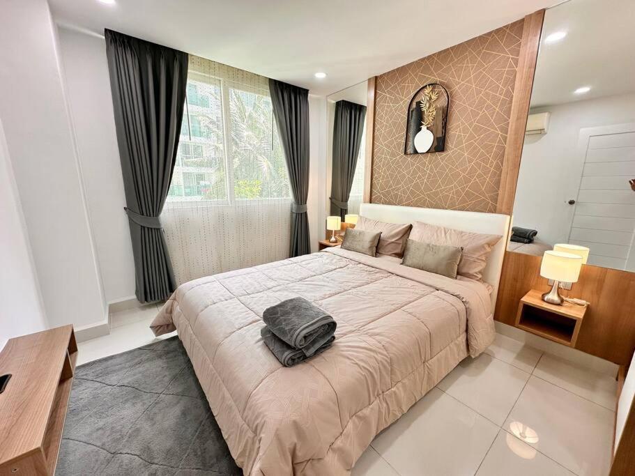 PALM & POOL VIEW 1 Bedroom in Amazon Residence