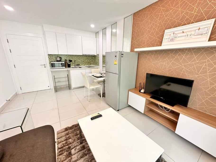 PALM & POOL VIEW 1 Bedroom in Amazon Residence