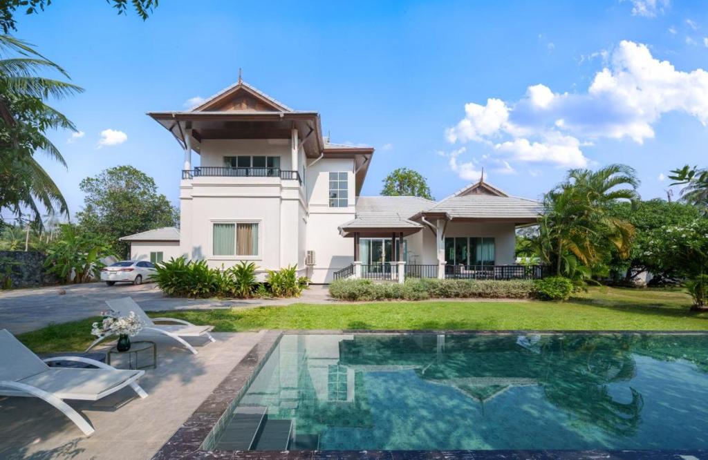 Hermit villa 3BR 4BA 12hr Butler Hermit villa 3BR 4BA 12hr Butler