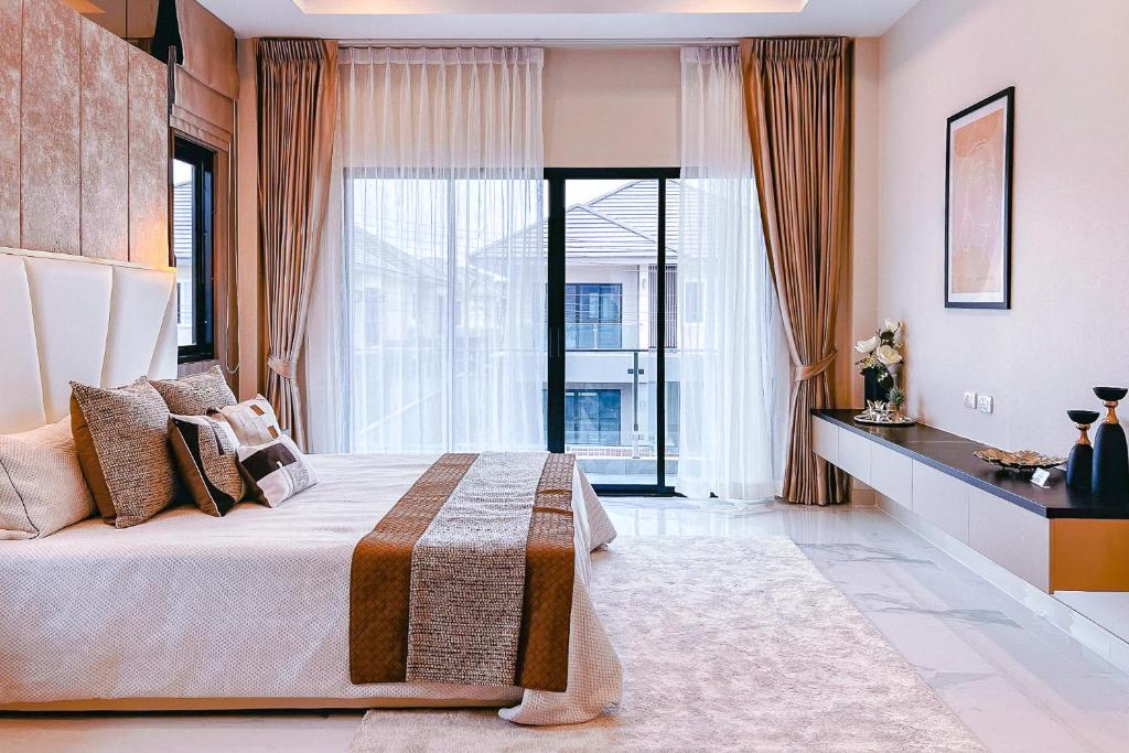 Hidden Hill Pool Villa 4BR 15 Mins Jomtien Beach Hidden Hill Pool Villa 4BR 15 Mins Jomtien Beach