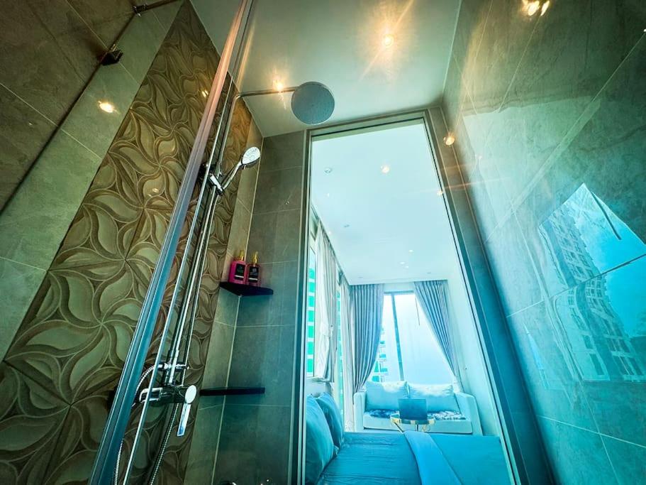 NEW! Riviera Ocean Drive Queen Studio Corner Luxe NEW! Riviera Ocean Drive Queen Studio Corner Luxe