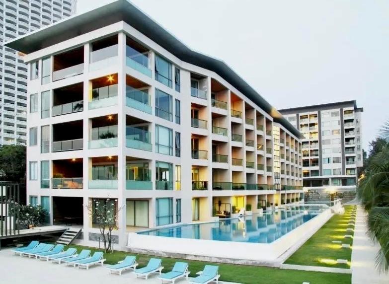 Luxury Beachfront Condo with Ocean Views Luxury Beachfront Condo with Ocean Views