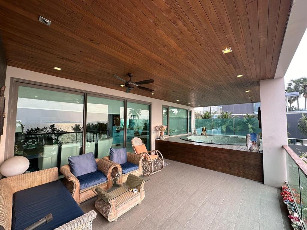 Luxury Beachfront Condo with Ocean Views Luxury Beachfront Condo with Ocean Views