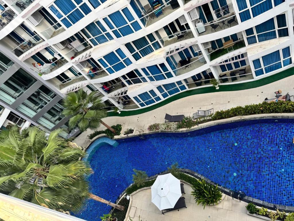 Grand Avenue 1BR pool view smart tv wifi 6th floor