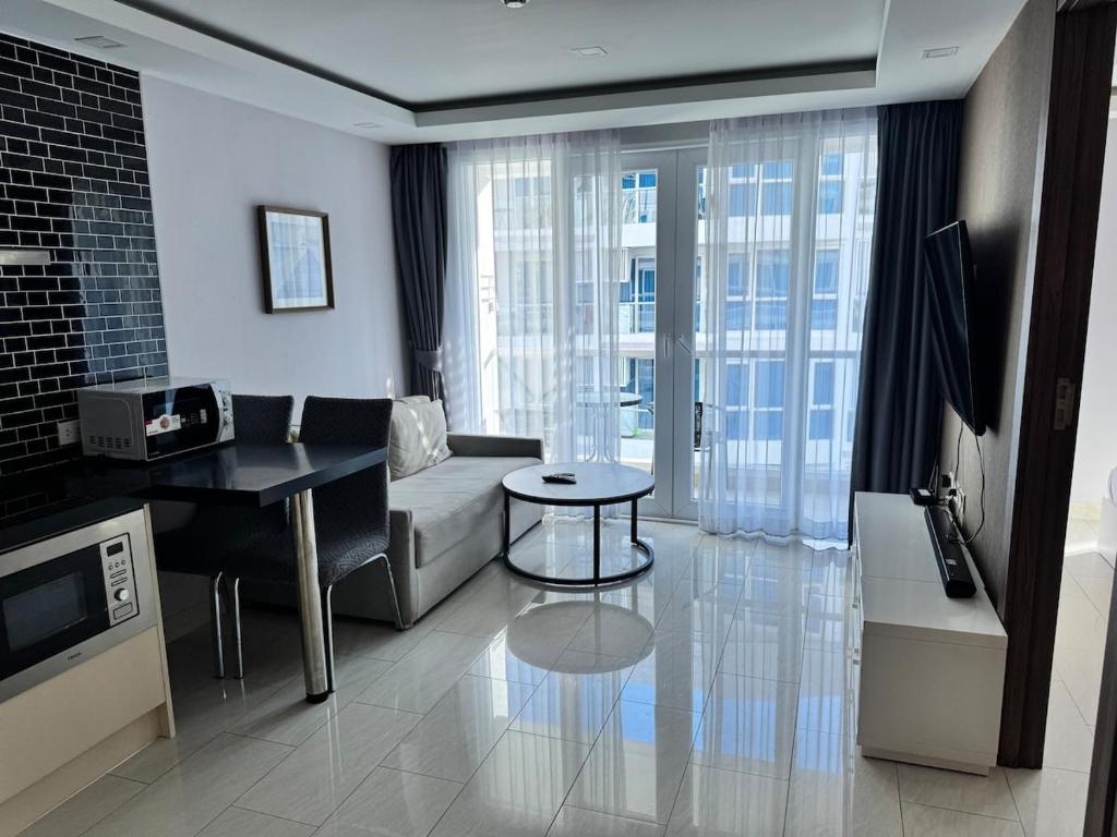 Grand Avenue 1BR pool view smart tv wifi 6th floor