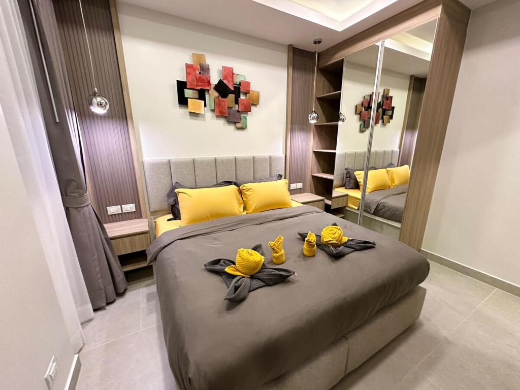 Super Luxury 3 Bedroom Private Pool Villa with Jacuzzi, Near 711, 10 minutes to Walking Street and Pattaya Beach - MT8
