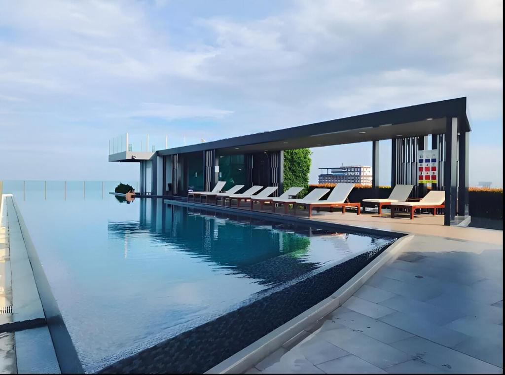 The Base Central Pattaya - Rooftop Pool and Lounge The Base Central Pattaya - Rooftop Pool and Lounge