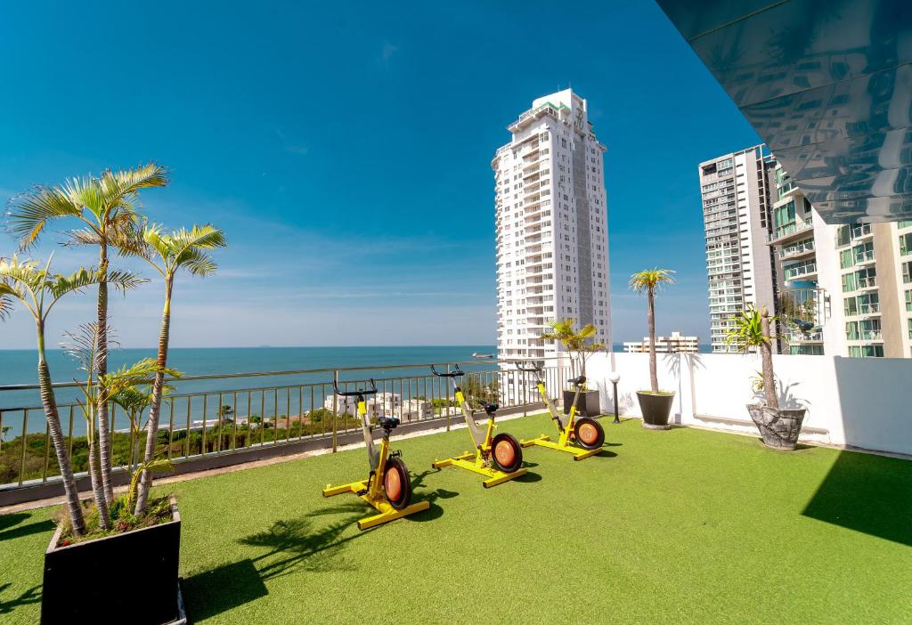 Large 2BR 2BA Condo by the Beach Large 2BR 2BA Condo by the Beach